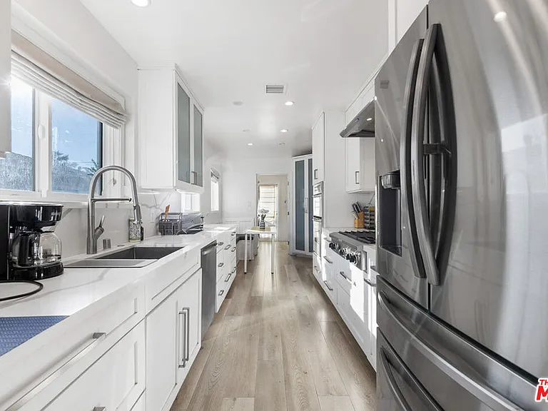 5439 Carpenter Ave — Photo 8