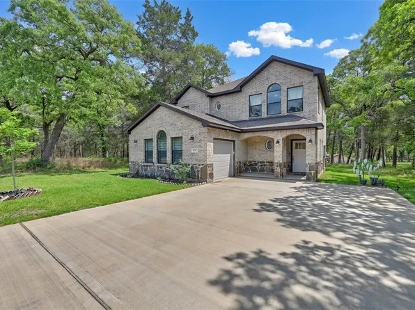 305 Pinehurst Dr, New Ulm, TX 78950