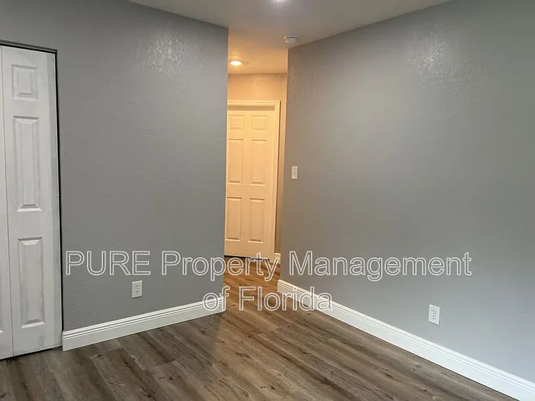 1135 NE 9th Ave — Photo 11
