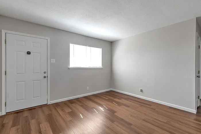 811 John Adams Dr — Photo 3