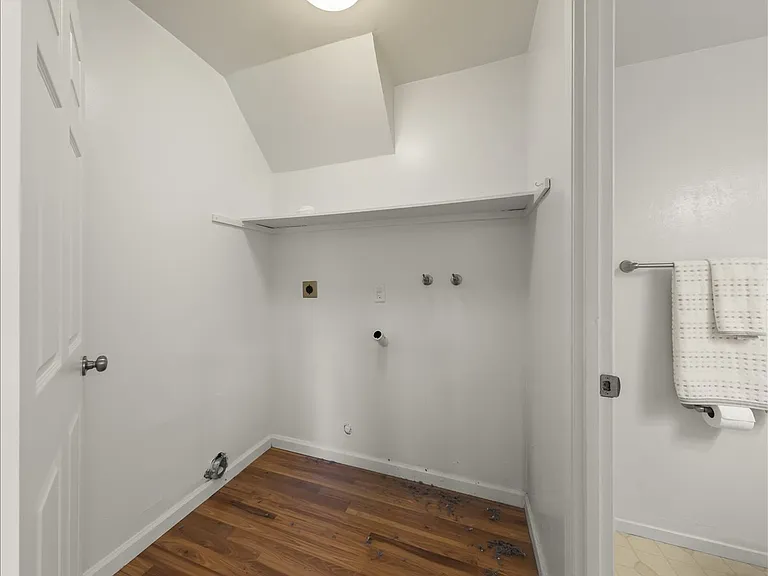 1811 Queen Victoria Way — Photo 21