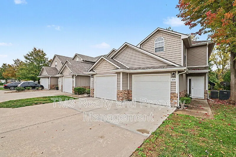 3 bed, 2.5 bath, 1345 sqft, $1,950 — Photo 2
