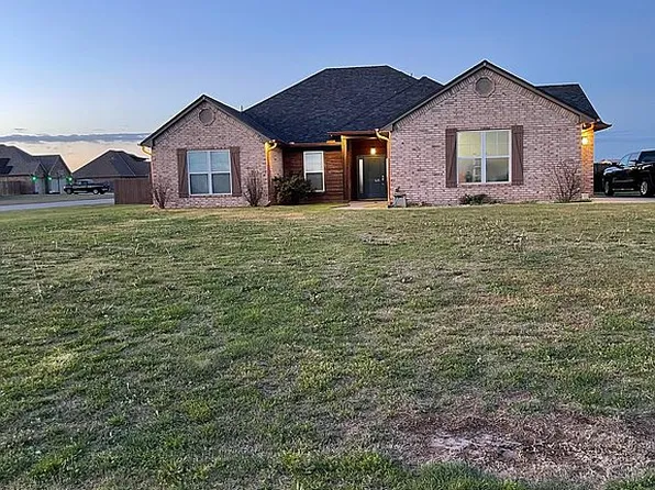 1302 NE Fishermans Cove Dr, Elgin, OK 73538