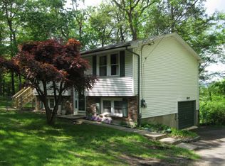 1225 Delaware Dr, Matamoras, PA 18336