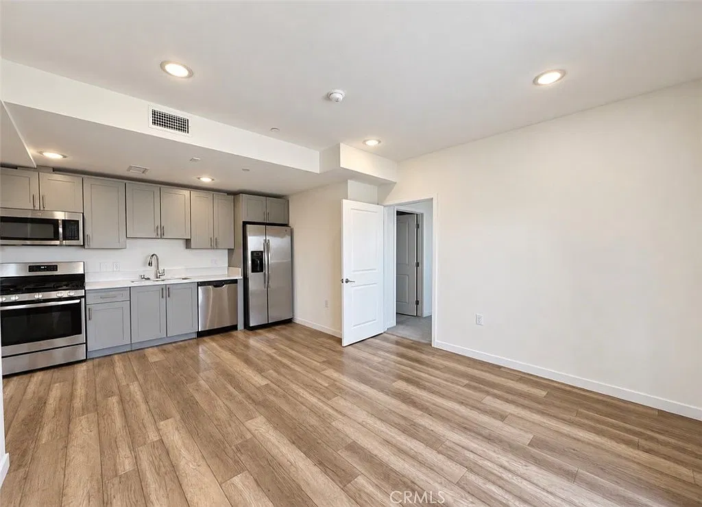 2 bed, 1100 sqft, $3,200 — Photo 3