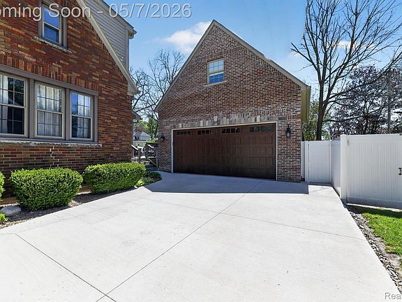 2nd image of 123 Riddle St