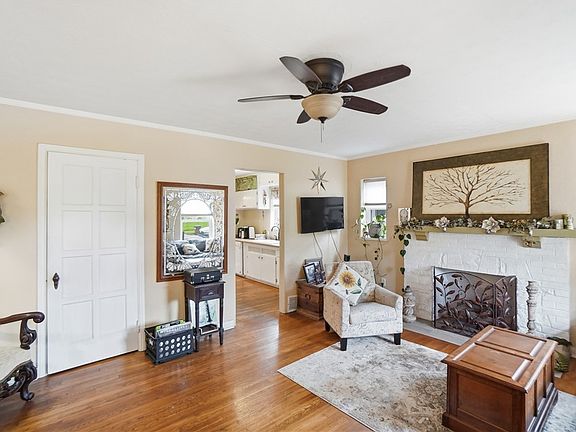 4th image of 225 Cushing Ave