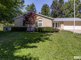 8 Hillcrest Ct, Taylorville, IL 62568