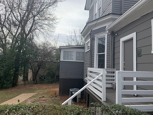 Cute, Private Front Porch!