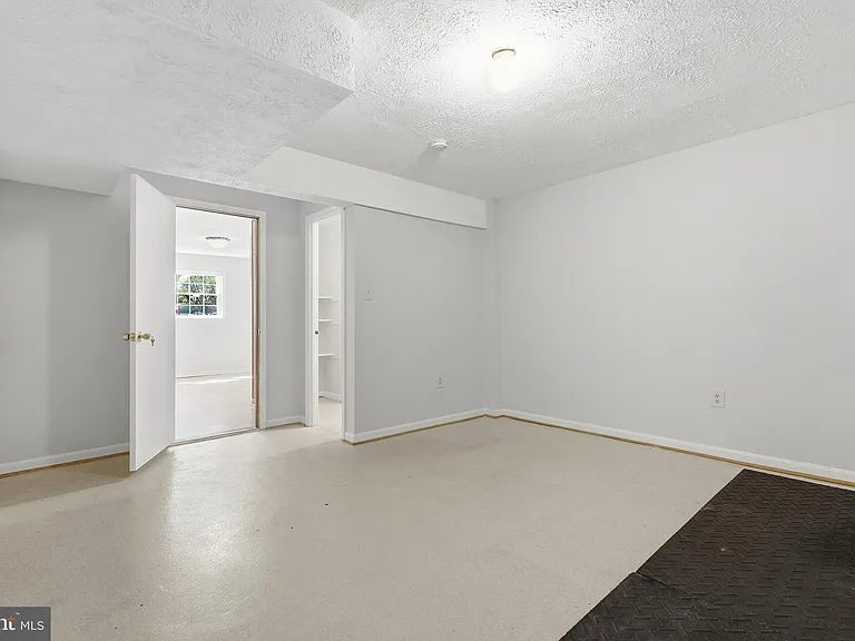 8031 Sleepy View Ln — Photo 38