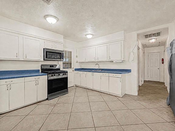 5th image of 3319 Sophie Ann Dr
