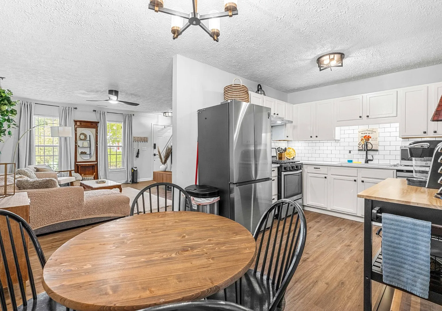 3 bed, 1170 sqft, $3,200 — Photo 3