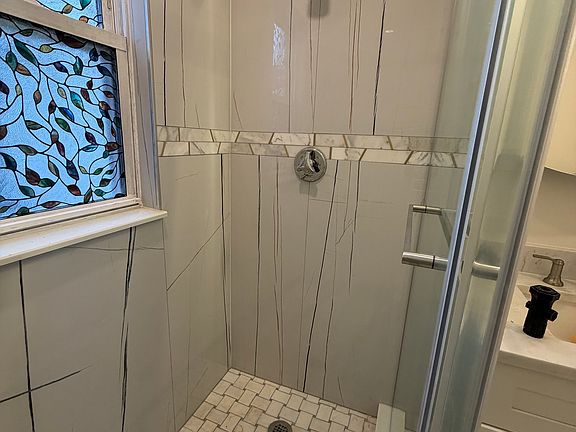 3rd image of 6 Hallam St APT 1