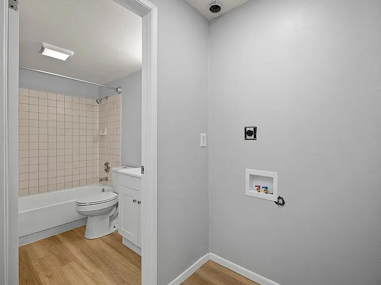 River Court Apartments - Updated Units With A View! — Photo 23