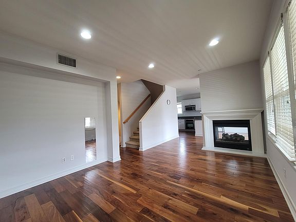 2nd image of 1800 Oak St Unit 626