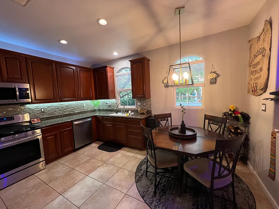 2834 Stonegate Dr