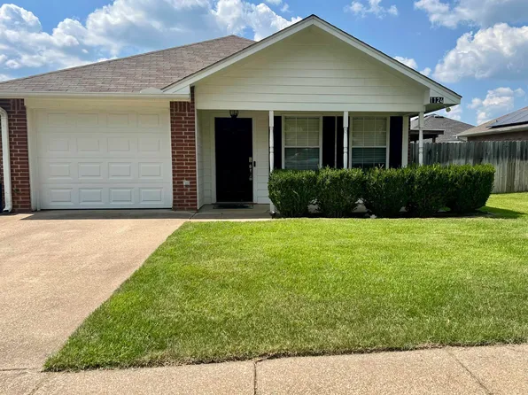 1124 Woodlands Park Dr, Lindale, TX 75771