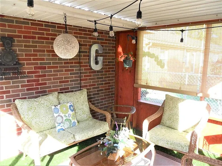 617 Holly Ln — Photo 3
