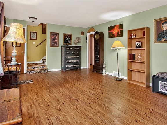 3rd image of 555 Elmgrove Rd