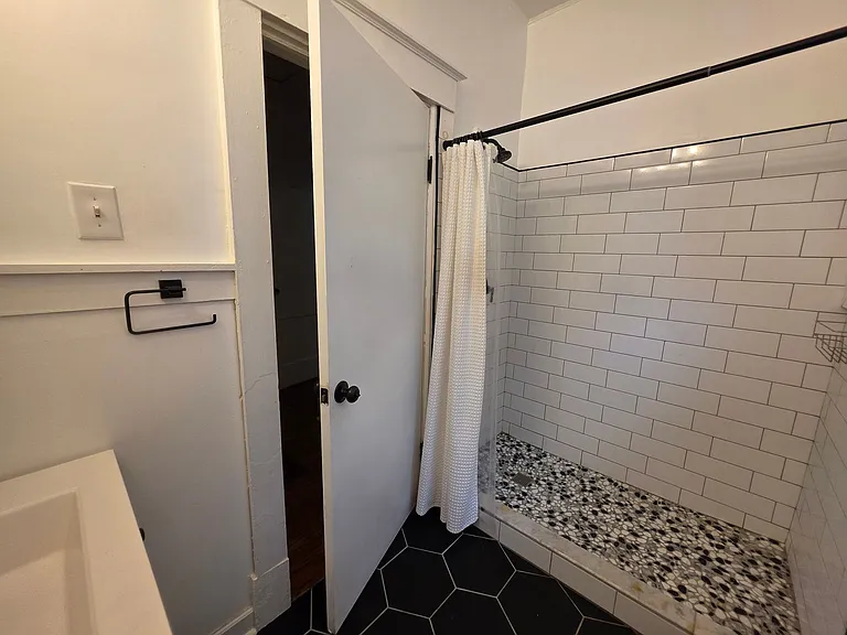 1118 E 39th St — Photo 11