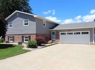 136 W 14th Ave, Holdrege, NE 68949