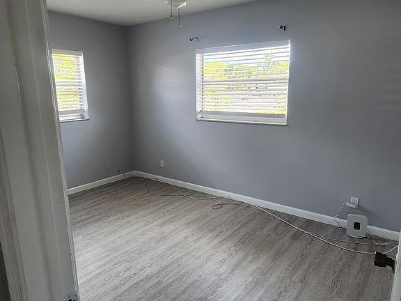 5th image of 220 NW 18th St