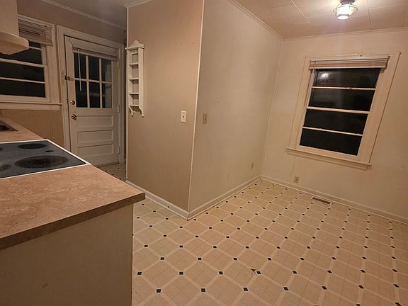 5th image of 828 Bell Dr