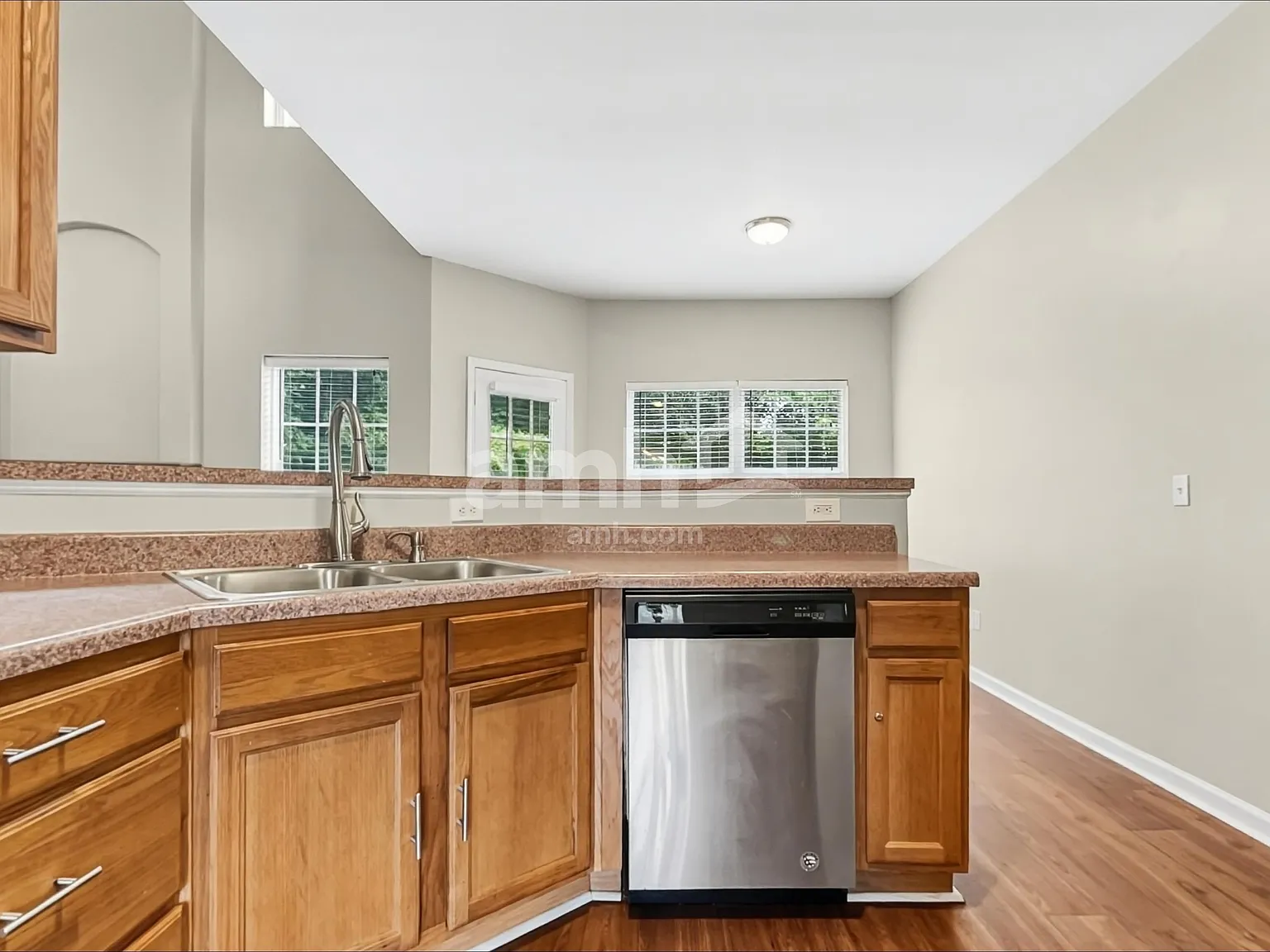4 bed, 2.5 bath, 3046 sqft, $2,825 — Photo 4