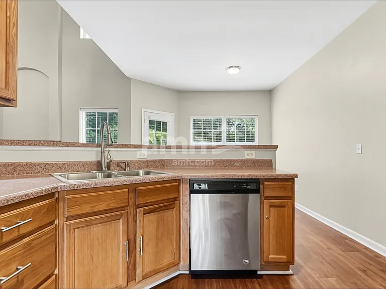 204 Annesbury Ln — Photo 4