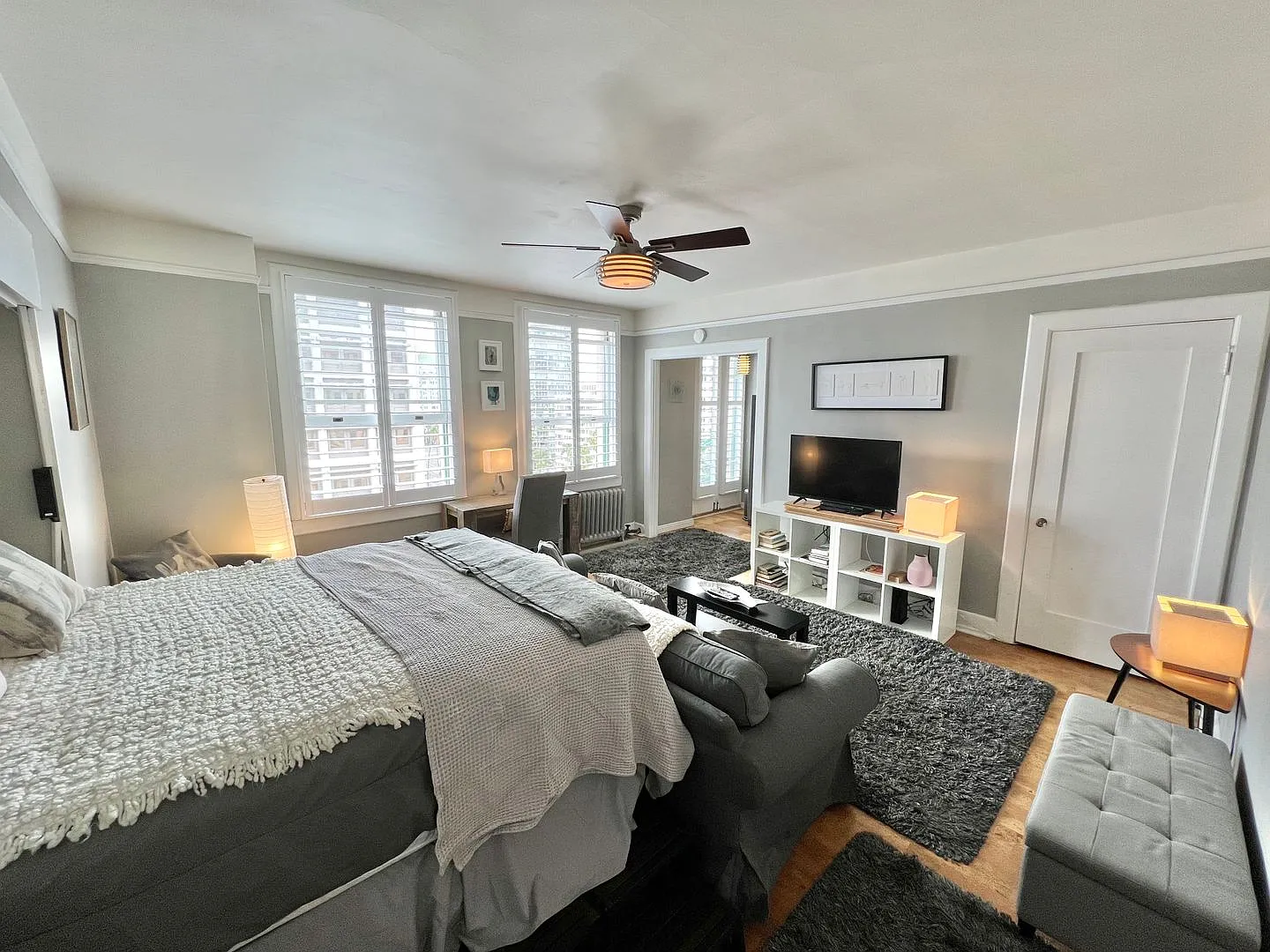 Chic Ocean-View Furnished Studio in a Historic Downtown Long Beach Building — Photo 4