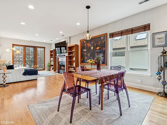 5th image of 2327 W Medill Ave #2