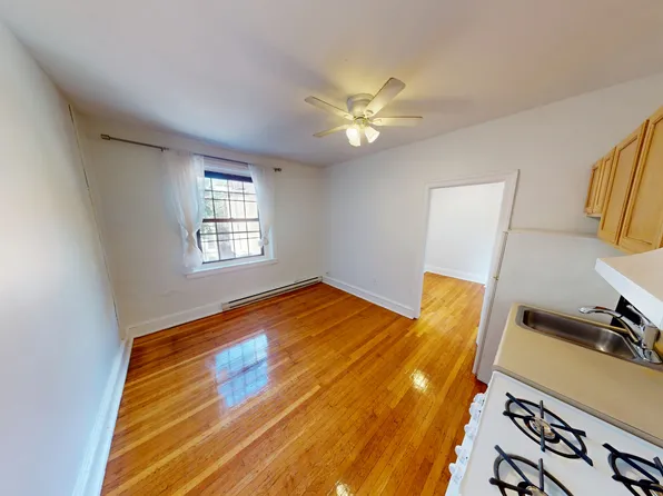 918 Pine St #3F, Philadelphia, PA 19107