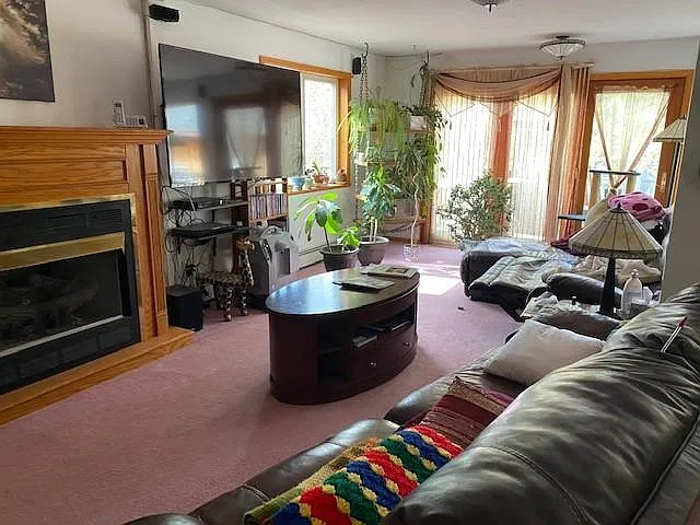4 bed, 2.5 bath, 1646 sqft, $4,000 — Photo 3