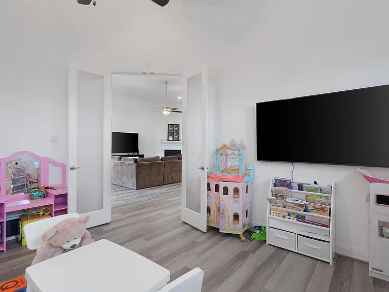 504 Pulitzer Dr — Photo 16