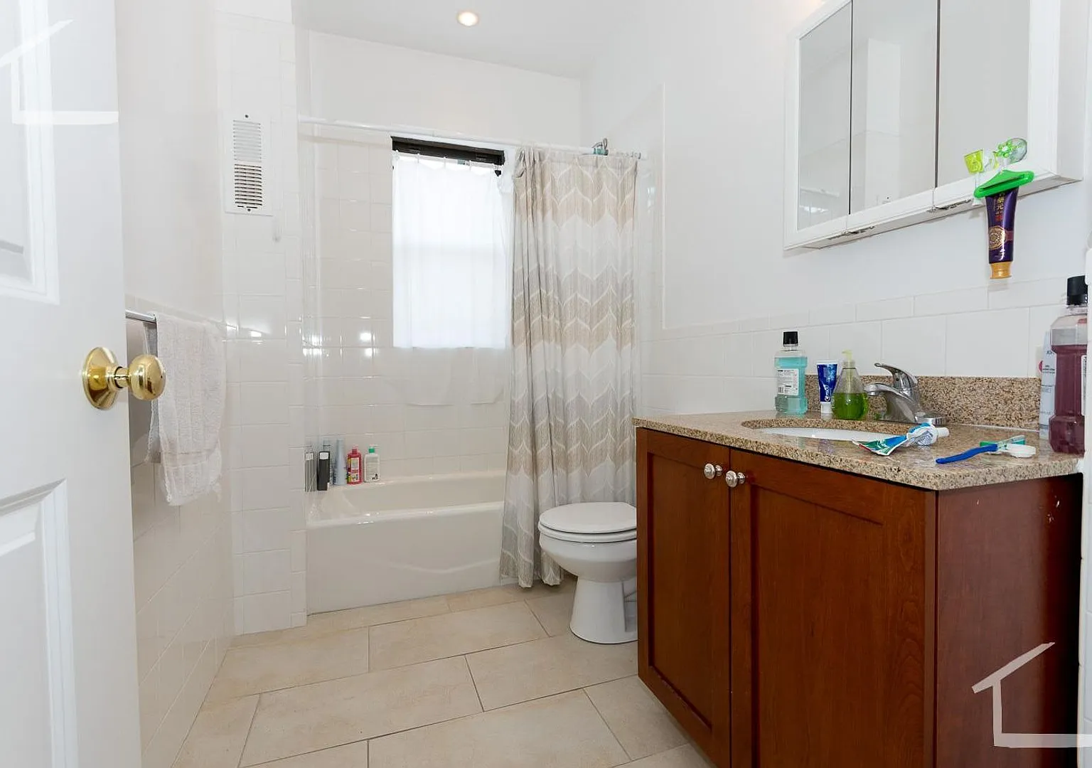Nicely renovated, huge, top floor 4 bed near the Green Line! — Photo 3
