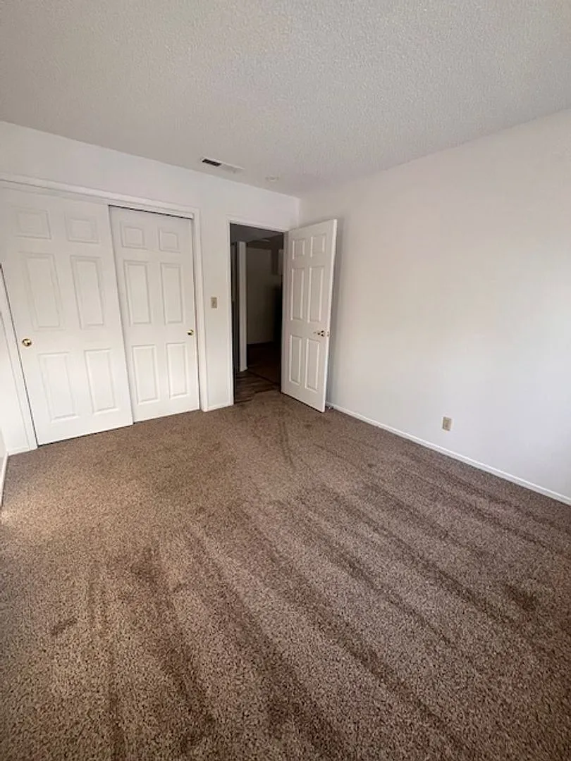 Rare Complex located conveniently behind Round Hill Square in walking distance to the Lake. — Photo 3