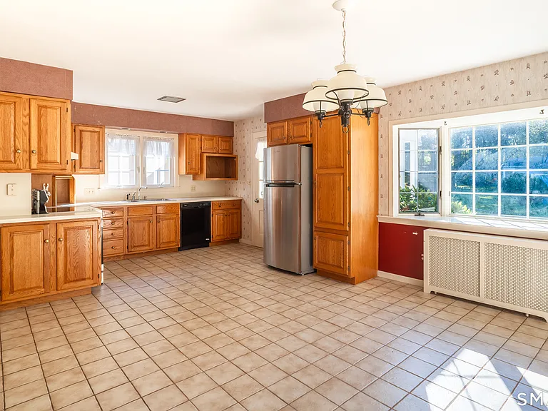 501 Lambert Rd — Photo 4