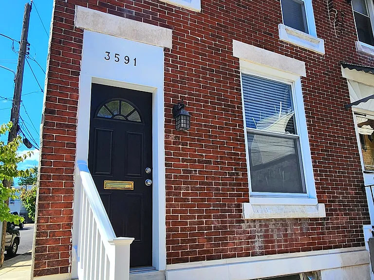 3591 Calumet St — Photo 2