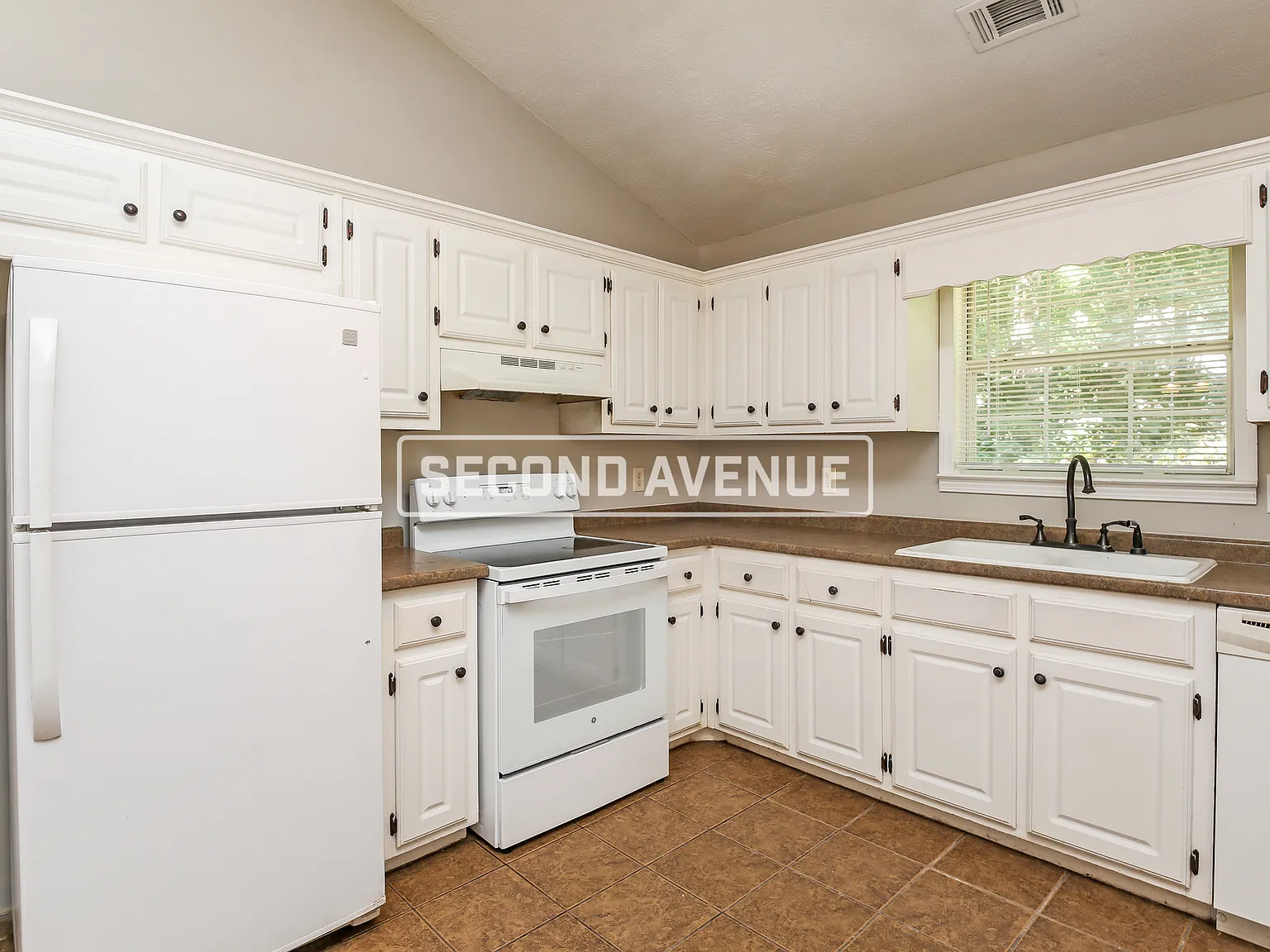 4 bed, 3.0 bath, 2004 sqft, $2,095 — Photo 2