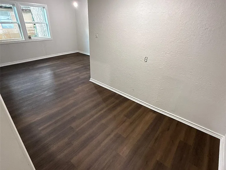 431 N Tinsley St — Photo 2