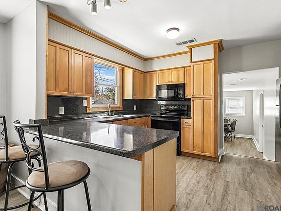 4th image of 215 8th Street Dr