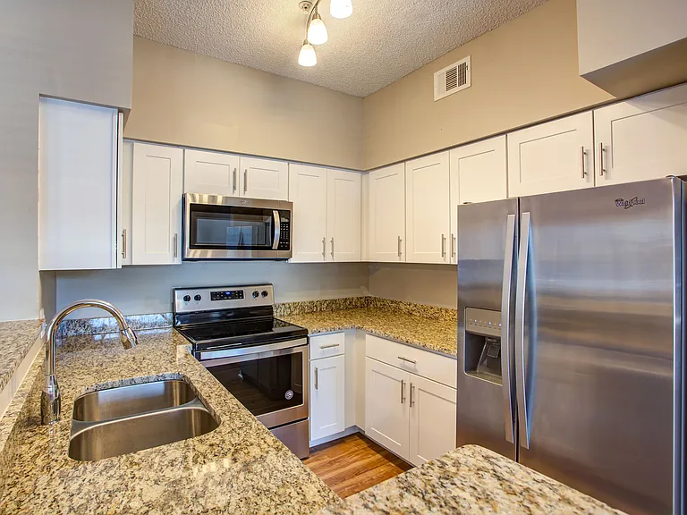 Lake Crossing Apartments — Photo 17