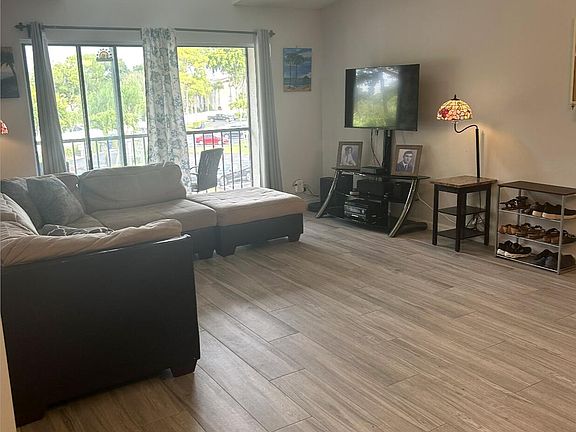 4th image of 812 Sky Pine Way #D3