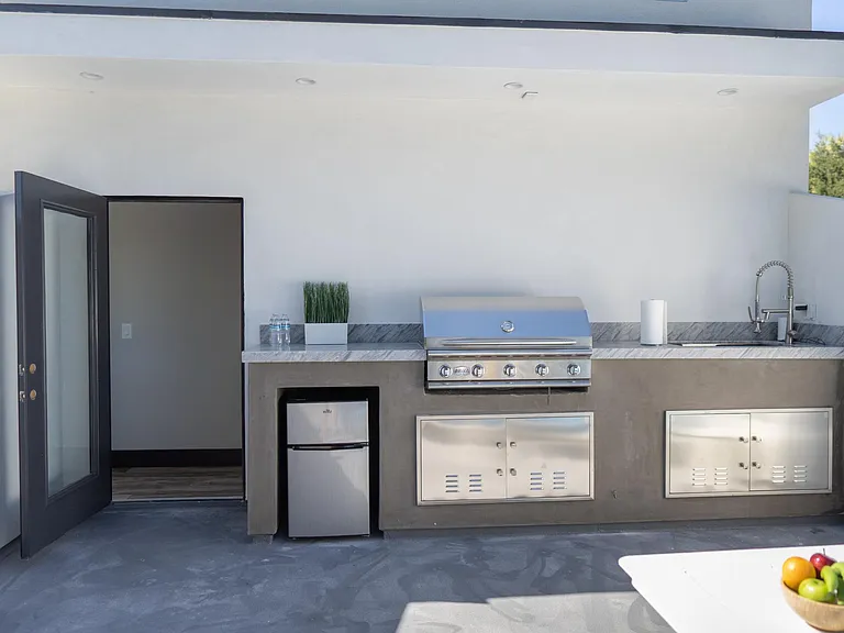 PRIVATE ROOFTOP DECK WITH BBQ GRILL/OUTDOOR KITCHEN & OUTDOOR SEATING/FURNITURE