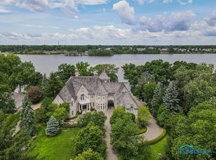 372 Riverside Dr, Rossford, OH 43460
