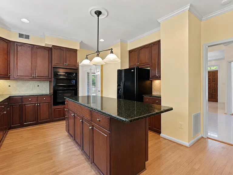 4804 Leighfield Valley Dr — Photo 8
