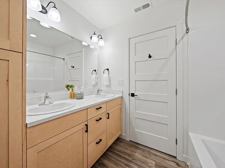 638 G St NE — Photo 18
