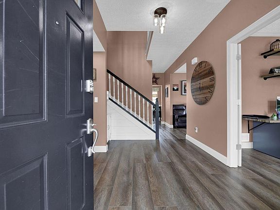 4th image of 587 Apple Dr