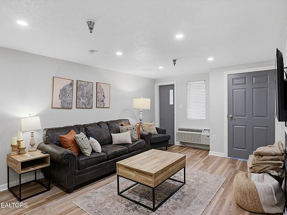 5th image of 413 Baskins Creek Rd #606