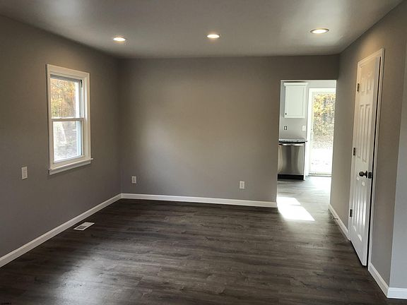 4th image of 121 Bellwyn Ave